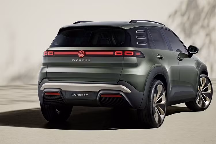 "Trái tim" của Volkswagen ID. Cross là mô-tơ điện nằm trên cầu trước, cho công suất tối đa 208 mã lực. Hiện hãng Volkswagen chưa công bố dung lượng pin, chỉ cho biết xe có phạm vi di chuyển 420 km theo chu trình WLTP.