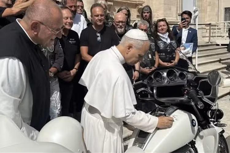 Khi chiếc xe lăn bánh vào Thành phố Vatican, Markus Flasch, CEO của BMW Motorrad, và Michael Sommer, giám đốc BMW Motorrad Đức, đã có mặt để trao nó. Đức Giáo hoàng Leo XIV, với nụ cười hiền hậu pha lẫn chút hài hước, đã ban phước lành, cúi xuống và ký tặng.