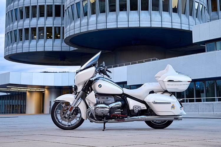 Xe sẽ không dừng lại ở Vatican mà tiếp tục ở Munich, nơi nó sẽ được trưng bày tại BMW Welt từ ngày 15/9 đến 7/10/2025, trước khi được đưa ra đấu giá tại Sotheby's thông qua Missio Austria. Số tiền thu được sẽ hỗ trợ các dự án viện trợ trẻ em ở Madagascar.