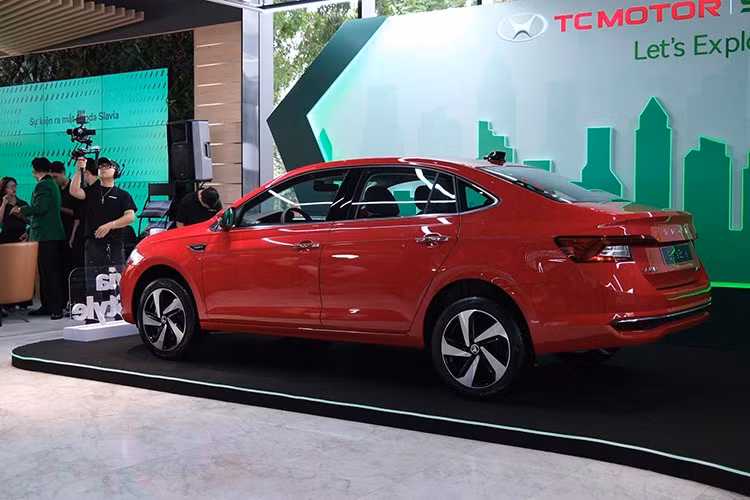 Slavia được phát triển trên khung gầm MQB A0 IN, giống với Kushaq. Đây là nền tảng tối ưu chi phí do tập đoàn Volkswagen phát triển dành riêng cho thị trường Ấn Độ. Trước khi có kế hoạch lắp ráp tại Việt Nam, Slavia và Kushaq chỉ được sản xuất tại nhà máy ở quốc gia Nam Á này.