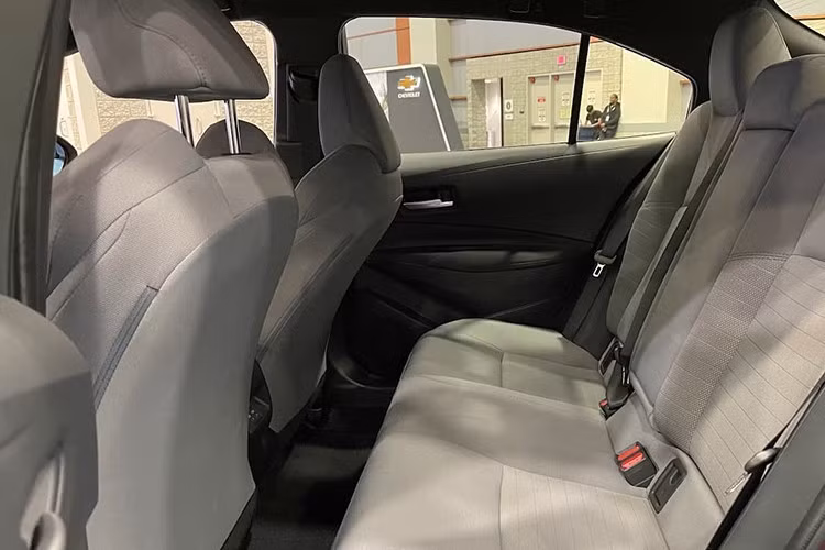 Mức tiêu hao nhiên liệu của bản này chỉ là 4,13 lít/100 km. Tốc độ tối đa giới hạn ở mức 160 km/h. Trong khi đó, bản xăng 2.0L cho công suất 171 mã lực và đạt tốc độ tối đa 180 km/h, nhưng tiêu thụ nhiên liệu cao hơn.