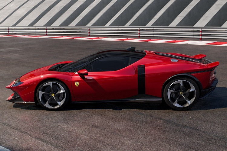 Được định vị là mẫu xe kế nhiệm của SF90 Stradale, Testarossa mới bao gồm cả bản coupe và spider kế thừa mọi tinh hoa mà Ferrari học được từ siêu xe hybrid và tiến xa hơn nữa, kết hợp hiệu suất cực đỉnh với trải nghiệm lái xe tinh tế hơn.