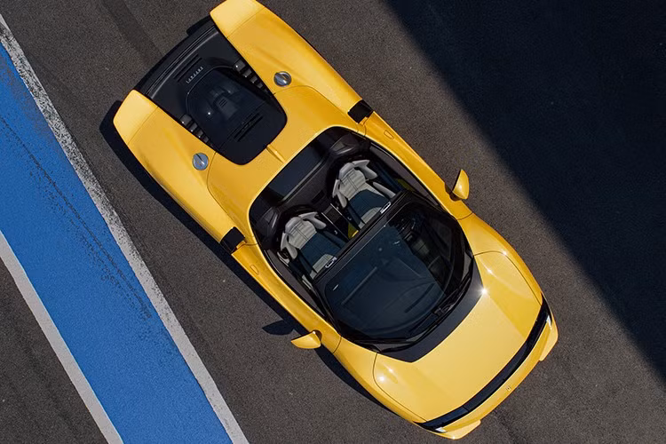 Nổi bật trong đó là bộ tăng áp mới, lớn nhất từng được sử dụng trên một mẫu xe thương mại của Ferrari – cho khả năng tăng tốc chưa từng có. Hệ thống hybrid gồm một động cơ điện phía sau và hai động cơ đặt trên trục trước, cung cấp thêm 216 mã lực (220 cv), kết hợp cùng hệ dẫn động bốn bánh chủ động và hệ thống phân bổ lực kéo thông minh (torque vectoring), tối ưu hiệu năng trong mọi điều kiện vận hành.