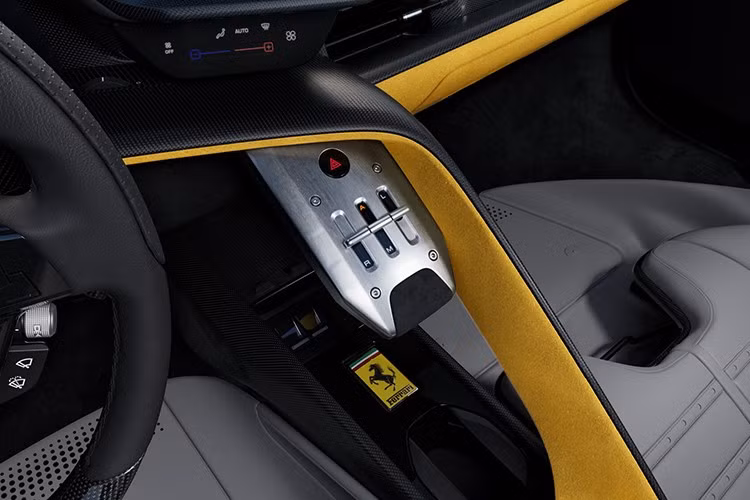 Đường trung tâm lấy cảm hứng từ ý tưởng F80, tích hợp họa tiết cổng chuyển số bằng kim loại trong khi lược bỏ các nút điều khiển phụ để có vẻ ngoài tối giản. Các tùy chọn bao gồm ghế ngồi thoải mái, với lớp bọc ghế điêu khắc phù hợp với hình dạng của buồng lái, hoặc ghế đua bằng sợi carbon nhẹ...