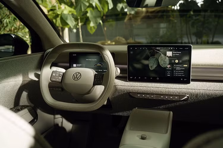 Khoang nội thất của Volkswagen ID. Cross mang nhiều dấu ấn từ mẫu xe concept ID2.all ra mắt năm 2023. Tại đây, xe được trang bị bảng đồng hồ kỹ thuật số 11 inch, vô lăng hai chấu vuông vức và màn hình cảm ứng trung tâm 13 inch đặt nổi. Dưới đó là dãy phím bấm cơ học, giúp khắc phục điểm yếu của các mẫu xe Volkswagen trước đây vốn phụ thuộc quá nhiều vào màn hình cảm ứng. Ngoài ra, xe còn có núm xoay nhỏ kiểu iDrive.