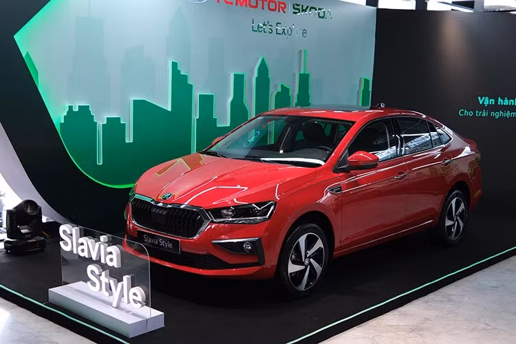 Ngày 11/9/2025, mẫu xe Skoda Slavia 2025 mới đã chính thức được ra mắt tại Việt Nam với 3 phiên bản lắp ráp tại thị trường trong nước gồm; Style, Ambition và Active. Mẫu xe này được định vị trong cùng phân khúc sedan hạng B với Toyota Vios, Hyundai Accent và Honda City.