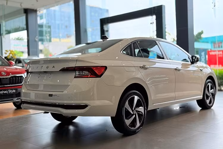 Phiên bản Active sử dụng số sàn 6 cấp, còn 2 phiên bản còn lại sử dụng hộp số tự động 6 cấp. Đây là ưu điểm đáng chú ý của Slavia khi hầu hết các đối thủ cùng phân khúc chỉ trang bị hộp số vô cấp CVT.