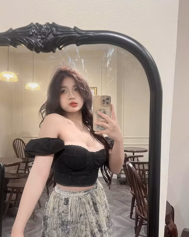 Chẳng chia sẻ rõ ràng hay cụ thể về thông tin tựa game đang "try hard" xong nhan sắc xinh đẹp, gương mặt thanh tú, làn da trắng mịn, của Lan Anh cũng đủ hút hồn fan nam, khiến dòng tus mời chơi game chung được chú ý.