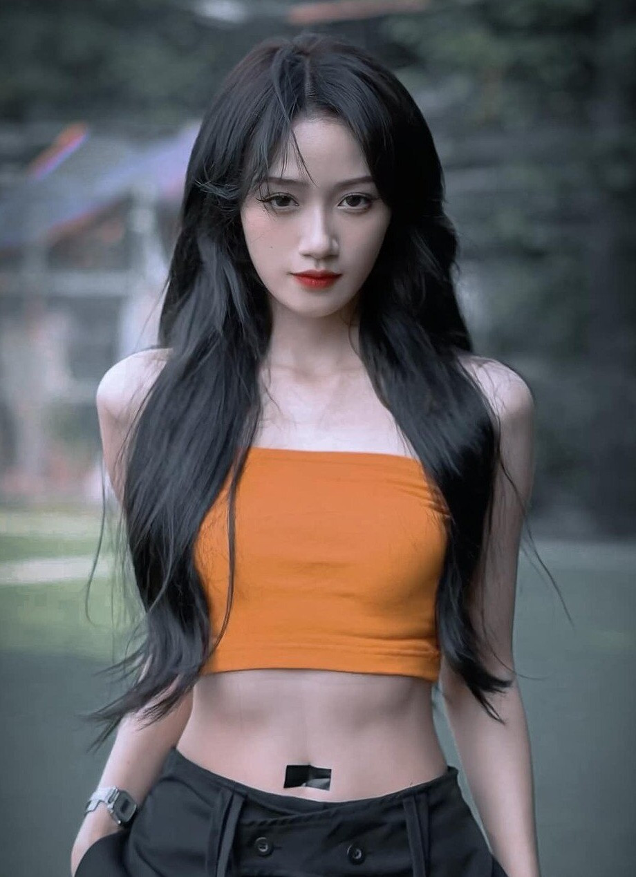 Khác với không ít nghệ sĩ lựa chọn giấu kín hình ảnh con trong thời gian đầu, Phương Hoa khá thoải mái khi bồng bế em bé, để lộ gương mặt bụ bĩnh, đáng yêu của nhóc tỳ. Chỉ sau thời gian ngắn đăng tải, đoạn clip đã thu hút hơn 9,1 triệu lượt xem cùng hàng loạt bình luận chúc phúc, thể hiện sự quan tâm lớn của công chúng dành cho nữ TikToker đình đám.