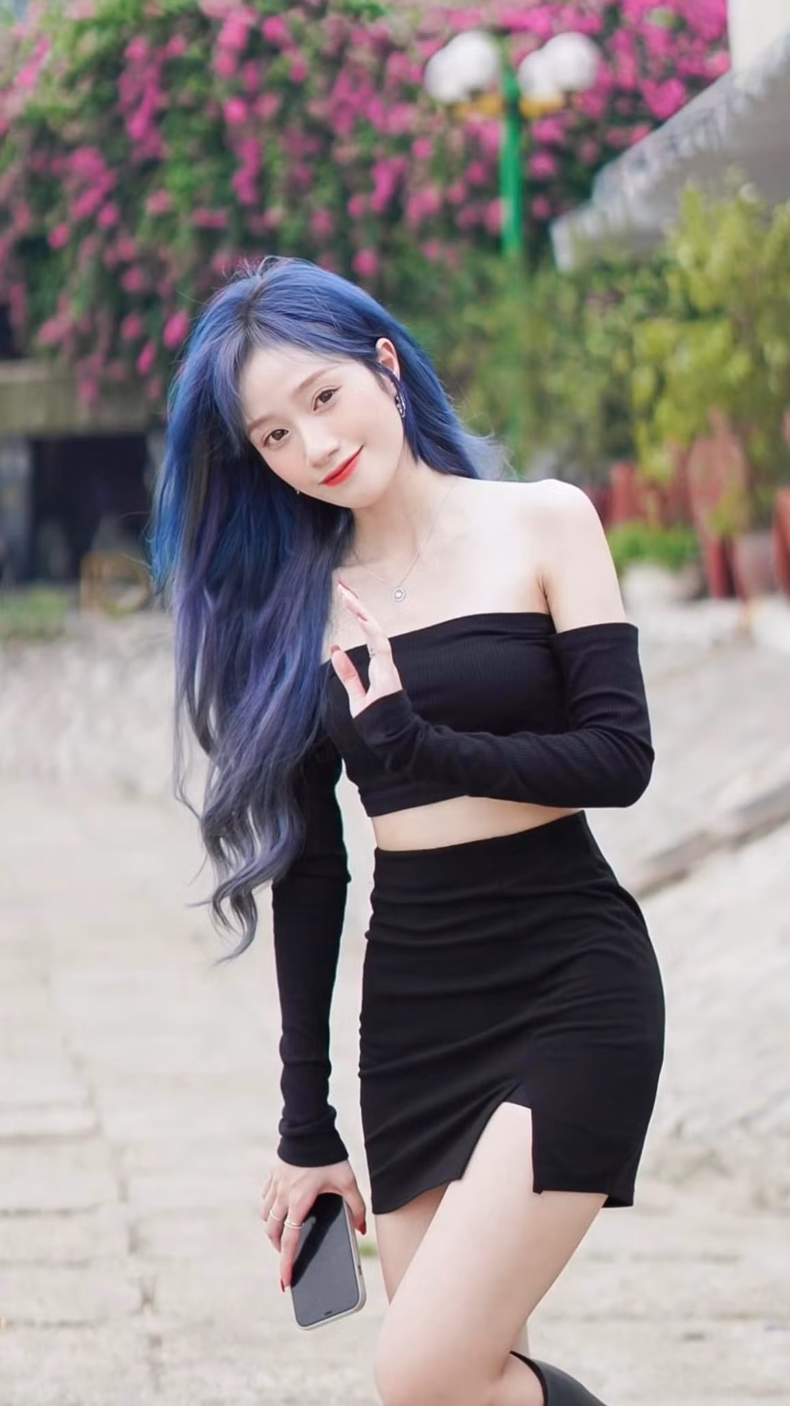 Trước khi nổi tiếng trên mạng xã hội, Phương Hoa từng là sinh viên ngành Luật của Trường Đại học Quốc gia Hà Nội và sở hữu chứng chỉ Lãnh đạo toàn cầu của một trường đại học nước ngoài. Không chỉ dừng lại ở vai trò “cổ máy tạo trend”, cô còn lấn sân sang lĩnh vực điện ảnh. Gần đây nhất, Phương Hoa góp mặt trong bộ phim Mưa Đỏ – tác phẩm đạt doanh thu kỷ lục 714 tỷ đồng, trở thành phim Việt ăn khách nhất mọi thời đại.