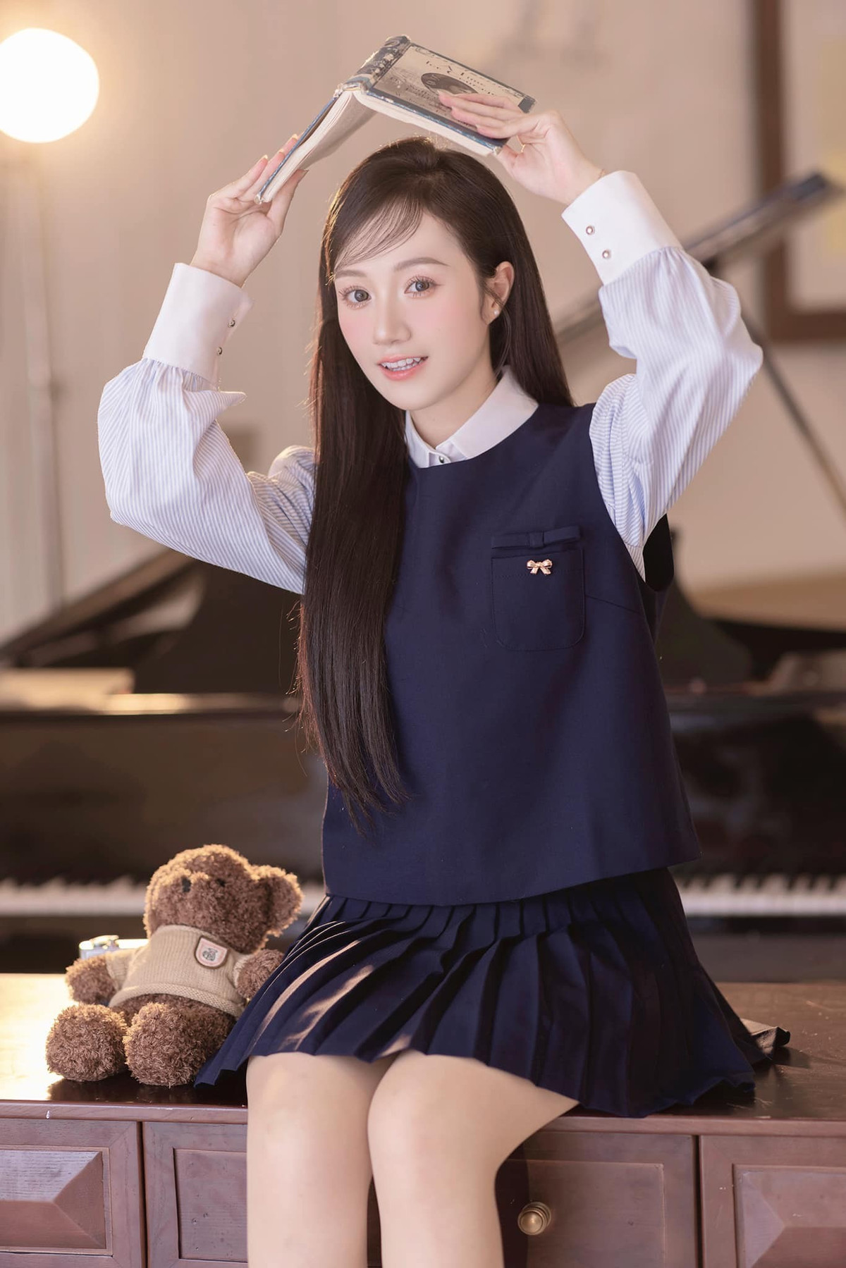 Khoảnh khắc Phương Hoa bước xuống bàn sinh tiếp tục gây sốt trên mạng xã hội. Nhiều netizen không giấu được sự bất ngờ khi chỉ ít lâu sau khi vượt cạn, nữ TikToker trông đã gọn gàng thấy rõ – điều không phải mẹ bỉm nào cũng dễ dàng đạt được. Trước những lời khen ngợi, Phương Hoa chia sẻ rằng cô khá đau sau ca “vượt cạn”, song hiện tại đã có thể tương tác nhẹ nhàng với người hâm mộ và dần hồi phục sức khỏe.