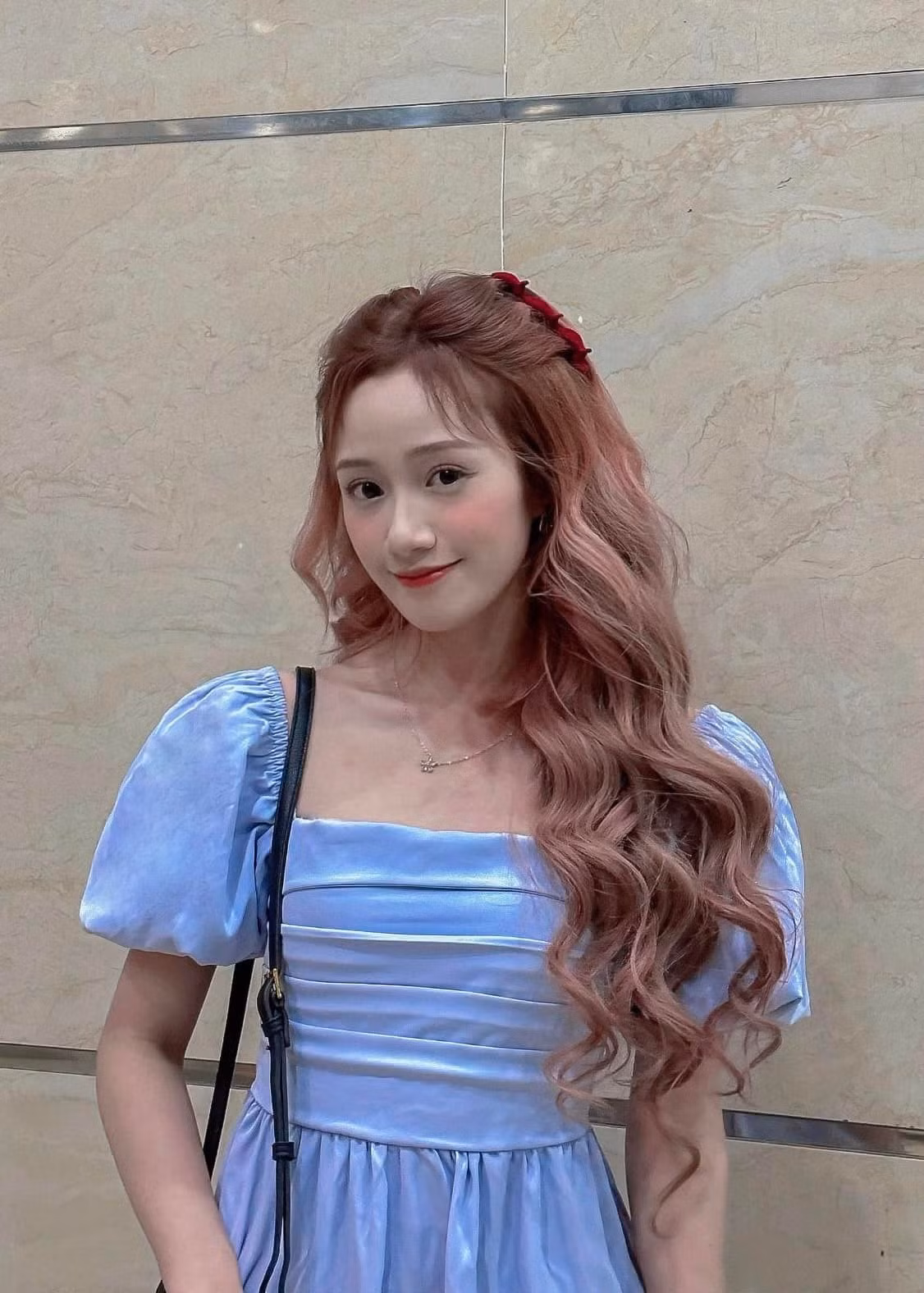 Đào Lê Phương Hoa sinh năm 1998 tại Hà Nội, hiện sở hữu hơn 17,3 triệu người theo dõi cùng hàng loạt video triệu view. Với những điệu nhảy uyển chuyển, biểu cảm cuốn hút và nụ cười tươi tắn, cô được xem là một trong những TikToker có sức ảnh hưởng lớn nhất Việt Nam, được khán giả ưu ái gọi là “vợ quốc dân” hay “mối tình đầu quốc dân”.