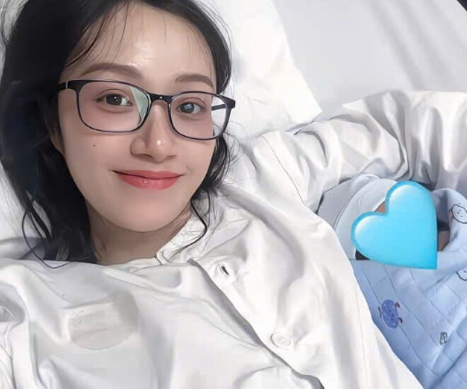 Hot girl – diễn viên trẻ sở hữu 17,3 triệu người theo dõi Đào Lê Phương Hoa mới đây đã chính thức gia nhập hội mẹ bỉm khi hạ sinh con đầu lòng ở tuổi 27. Thông tin này nhanh chóng trở thành tâm điểm chú ý, bởi trước đó, “vợ quốc dân” gần như giữ kín hành trình mang thai, chỉ hé lộ một vài khoảnh khắc khoe bụng bầu hiếm hoi trên mạng xã hội.