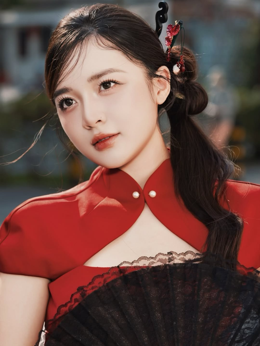 Sinh năm 1997, Vũ Phương Thảo tốt nghiệp Học viện Báo chí và Tuyên truyền, cô sớm theo đuổi con đường dẫn chương trình chuyên nghiệp.