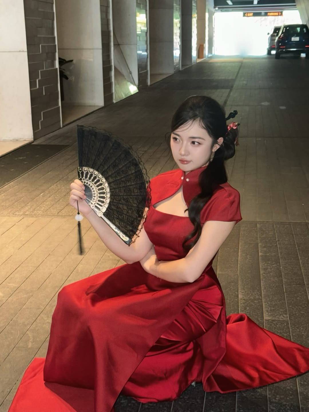 Trong những khung hình được chia sẻ, MC Vũ Phương Thảo lựa chọn áo dài cách tân với phom dáng ôm gọn, cổ áo cách điệu và đường cắt tinh tế.