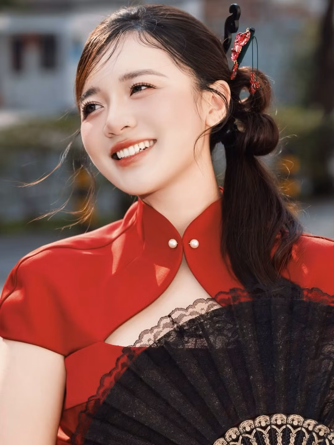 Điểm nhấn của bộ ảnh còn nằm ở cách tạo hình hài hòa. Mái tóc được buộc gọn, uốn nhẹ, cài trâm truyền thống, kết hợp chiếc quạt đen mang hơi hướng Á Đông giúp Phương Thảo toát lên vẻ đẹp thanh lịch, duyên dáng.