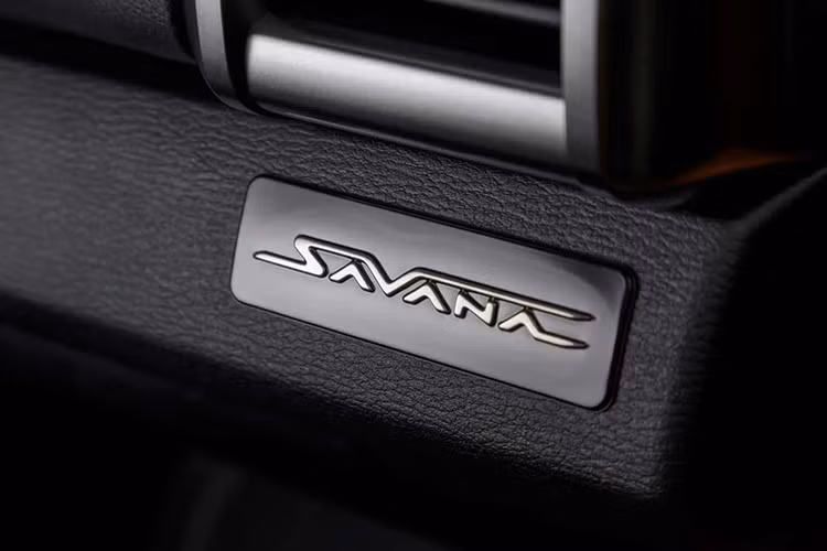 Ngoài ra, xe còn có màn hình đa thông tin 7 inch trong bảng đồng hồ, sạc không dây, điều hòa tự động hai vùng, 7 túi khí, camera 360 độ và các hệ thống hỗ trợ lái nâng cao ADAS đầy đủ.