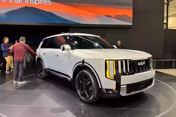 Giống như "người anh em" cùng tập đoàn Hyundai Palisade, Kia Telluride 2027 mới cũng được cải thiện về mặt kích thước. Theo đó, xe dài hơn 58 mm, cao hơn 25 mm trong khi chiều dài cơ sở tăng 68 mm so với thế hệ cũ nhằm mở rộng không gian nội thất.
