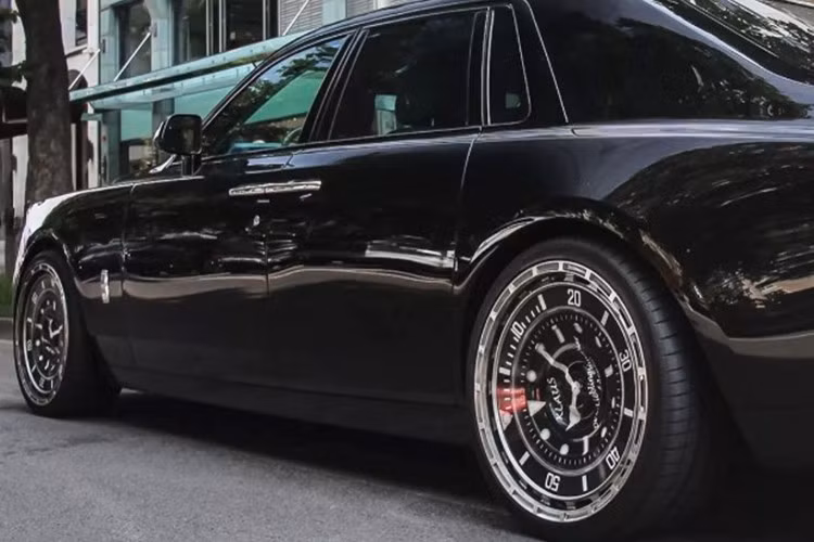 Chính giữa mâm là tên “Klaus”, còn phần nắp trung tâm xuất hiện dòng chữ “Dein Lieblingsjuwelier auf der Kö” – tạm dịch: “Tiệm kim hoàn yêu thích của bạn tại Kö”, nhắc đến khu mua sắm xa xỉ Königsallee tại Düsseldorf.