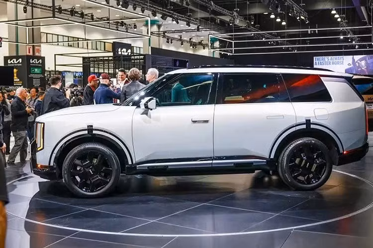 Kia mô tả phong cách thiết kế của mẫu SUV cỡ lớn này là “hình hộp không hối lỗi”. Tuy nhiên, có thể thấy ảnh hưởng của dòng SUV hạng sang Range Rover trên mẫu xe Hàn Quốc này vẫn rõ ràng, thậm chí còn rõ hơn Hyundai Palisade. Tương tự Range Rover, Kia Telluride 2027 sở hữu thiết kế sườn xe mượt mà, tay nắm cửa ẩn sẽ bật ra khi cửa mở khóa và đèn hậu thẳng đứng.