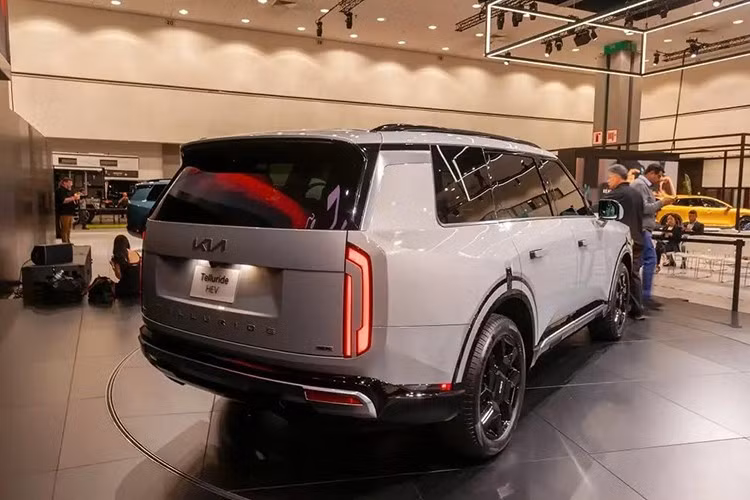 Đèn pha của mẫu SUV cỡ lớn này cũng được thiết kế dọc, tạo sự tương đồng với đèn hậu. Hệ thống chiếu sáng phía trước được nhấn mạnh bằng đèn báo rẽ kiêm đèn LED định vị ban ngày màu hổ phách. Trong khi đó, đèn pha chính đã giảm kích thước thành một khối nhỏ gần như hòa vào lưới tản nhiệt khi tắt.