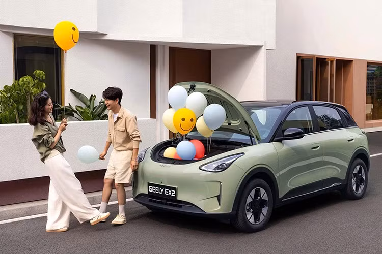 Tại thị trường nội địa Trung Quốc, mẫu xe điện Geely EX2 2025 mới được biết đến dưới cái tên Geome Xingyuan. Trong khi đó, tại thị trường Malaysia, xe lại được gọi là Proton eMas 5. Theo kế hoạch, cuối năm nay Geely EX2 chạy điện sẽ bán tại Thái Lan. Sau đó, xe sẽ cập bến Việt Nam vào năm 2026.