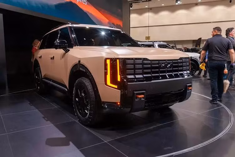 Nằm bên dưới nắp ca-pô của Kia Telluride 2027 là 2 tùy chọn động cơ, tất cả đều dùng máy xăng 4 xi-lanh, tăng áp, dung tích 2.5L. Trong khi đó, động cơ V6 cũ của xe đã bị loại bỏ. Đầu tiên là động cơ xăng thông thường, tạo ra công suất tối đa 274 mã lực và mô-men xoắn cực đại 421 Nm. So với đời cũ, động cơ này mạnh hơn 66 mã lực. Sức mạnh được truyền tới cầu trước hoặc 4 bánh thông qua hộp số tự động 8 cấp.