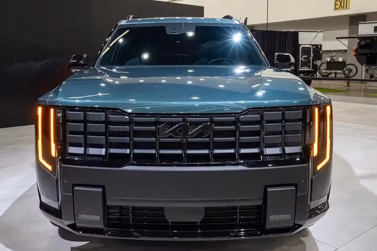 Đối với những ai muốn sở hữu ngoại hình giống bản X-Pro nhưng không quan tâm đến khả năng chạy off-road thì có thể chọn Kia Telluride X-Line 2027. Bản X-Line cũng có các thay đổi tương tự bản X-Pro về thiết kế nhưng dùng hệ thống treo tiêu chuẩn và mâm 21 inch riêng.