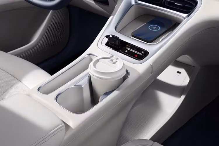 Đặc biệt, so với những đối thủ như BYD Dolphin, AION UT hay MG4, đại diện nhà Geely tỏ ra hào phóng hơn cả về mặt trang bị. Cụ thể, xe sở hữu vô lăng bọc da, gương chiếu hậu chống chói, ghế bọc da tổng hợp, ghế lái chỉnh điện 6 hướng và cửa gió hàng ghế sau.