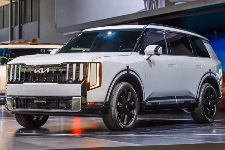 Đúng theo truyền thống của tập đoàn Hyundai, Kia Telluride 2027 cũng sở hữu nhiều thiết kế lưới tản nhiệt, tùy theo phiên bản. Ở hầu hết các phiên bản, lưới tản nhiệt được che một phần với các nan nằm dọc.