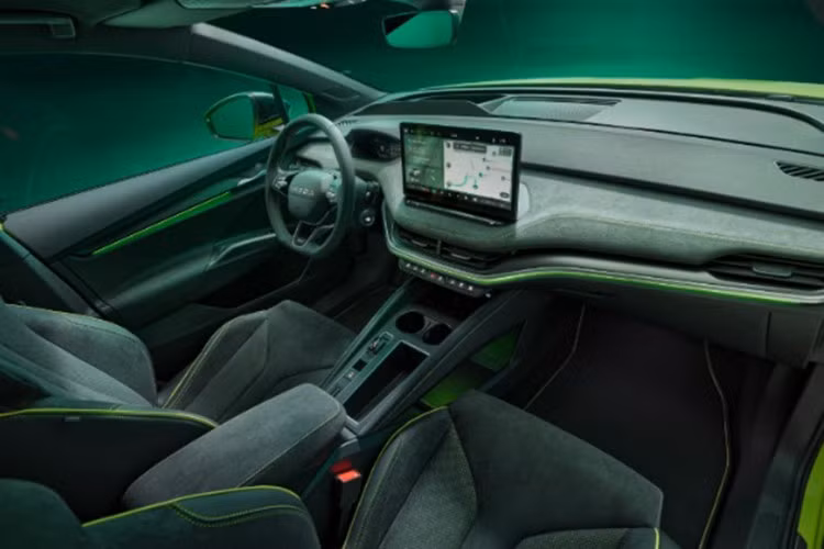 Skoda Deutschland tuyên bố xe có thể tăng tốc từ 0-100 km/h trong 5,4 giây, với Elroq RS đạt tốc độ tối đa 180 km/h. Tuy nhiên, khách hàng muốn có phạm vi hoạt động tối đa sẽ phải chi trả 44.180 euro (51.200 đô la) cho Elroq 85.