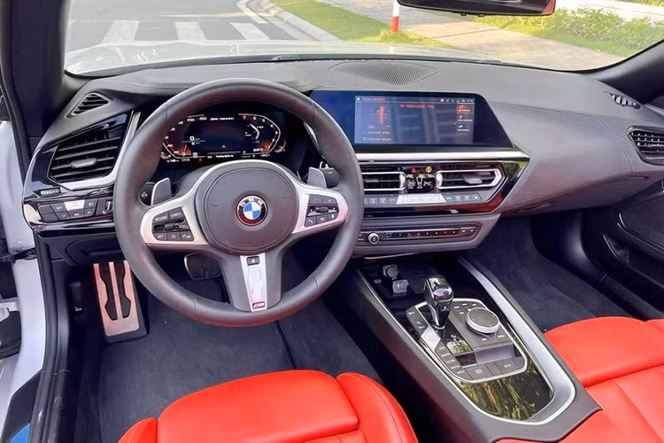 Động cơ này cho phép chiếc xe thể thao mui trần BMW Z4 M40i 2020 mới về Việt Nam tăng tốc từ vị trí xuất phát lên 100 km/h chỉ trong thời gian 4,2 giây. Trong khi đó, BMW Z4 thế hệ mới bản sDrive30i Msport, chỉ được trang bị khối động cơ 2.0 lít, sản sinh công suất tối đa 255 mã lực và mô-men xoắn cực đại 400 Nm.