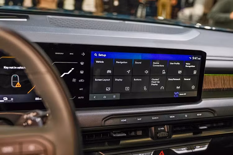 Hệ thống giải trí của mẫu xe này vẫn hỗ trợ kết nối Apple CarPlay/Android Auto và tính năng cập nhật phần mềm qua mạng OTA. Người mua cũng có thể lựa chọn màn hình hiển thị thông tin trên kính lái HUD 12 inch.