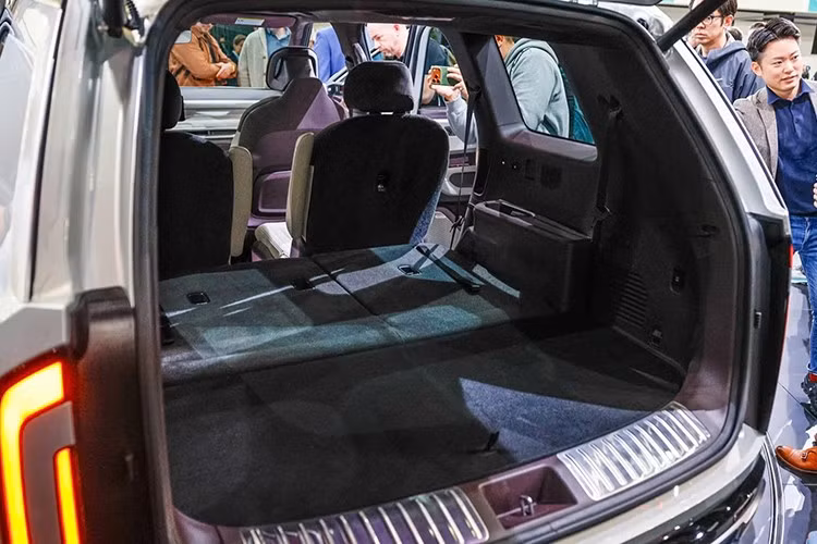 Trong khi đó, băng ghế dài tùy chọn cho phép tiếp cận hàng ghế thứ ba mà không cần tháo ghế trẻ em. Một trong những điểm trừ của Telluride đời cũ chính là khó tiếp cận hàng ghế thứ ba và Kia đã khắc phục điều này bằng ghế hàng hai có thể khóa và trượt chỉ với một nút bấm. Nội thất của bản X-Pro sẽ được trang trí bằng sợi carbon nhân tạo thay vì giả gỗ như các phiên bản khác...