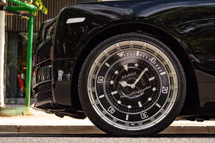 Về tổng thể, chiếc Phantom vẫn giữ phong cách tối giản vốn có, nhưng sự xuất hiện của bộ mâm Rolex khiến mẫu xe sang này trở nên nổi bật hơn hẳn trên phố. Nếu trước đây người ta chỉ có thể đoán chủ nhân của nó là người yêu thích đồ xa xỉ, thì nay thông điệp đã trở nên rõ ràng.