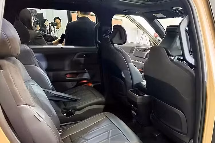 Khu vực bệ tì tay trung tâm còn được nhấn mạnh bằng tay cầm lớn. Những trang bị tiện nghi đáng chú ý khác của xe gồm có hệ thống âm thanh Meridian 14 loa với loa siêu trầm 10 inch và tính năng Kia myQ Connected Garage, cho phép tự động đóng hoặc mở cửa gara khi xe ra/vào nhà. Xe cũng có thể kết nối với điện thoại thông minh để điều khiển một số tính năng khác từ xa.