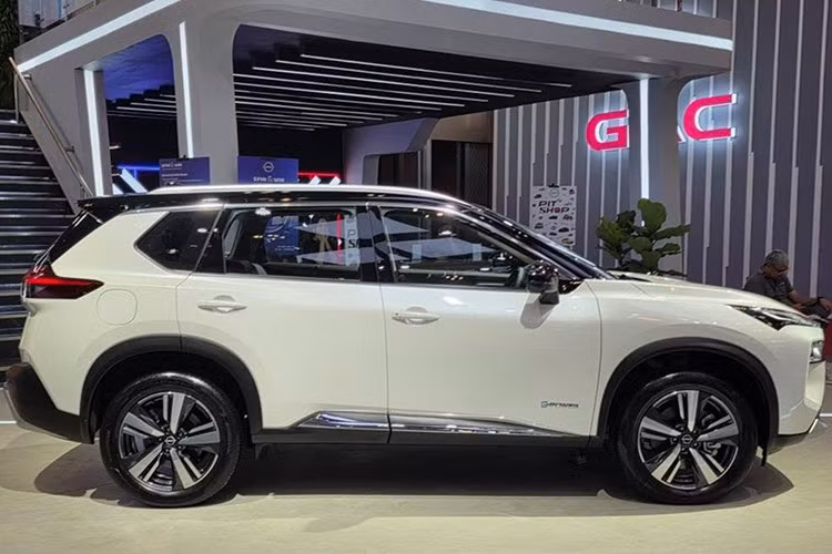 Nissan X-Trail e-POWER e-4ORCE 2026 sở hữu thiết kế hiện đại, thể thao, đi cùng hệ truyền động lai độc đáo. X-Trail thế hệ T33 sở hữu kích thước dài 4.660 mm, rộng 1.840 mm và cao 1.720 mm, chiều dài cơ sở đạt 2.706 mm.