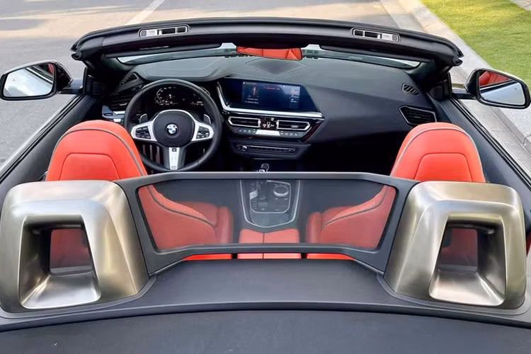 Đặc biệt, mui nỉ của BMW Z4 thế hệ mới dù đóng hay mở thì cũng không ảnh hưởng đến khoang hành lý có thể tích 265 lít. Ngoại hình những chiếc xe thể thao BMW Z4 thế hệ mới có thể gây hứng thú cho những ai đã quá quen mặt với các dòng BMW Z4 thế hệ cũ đang lăn bánh tại Việt Nam.