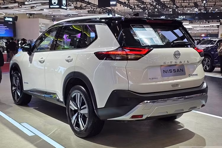 Phần đầu xe Nissan X-Trail e-POWER e-4ORCE 2026 nổi bật bởi cụm đèn chiếu sáng LED đa tầng, lưới tản nhiệt mở rộng và nắp ca-pô dập nổi. Mâm xe hợp kim cùng phần đuôi thiết kế gọn gàng, hiện đại hoàn thiện vẻ ngoài của một mẫu SUV vừa vặn cho đô thị nhưng vẫn đủ khả năng di chuyển linh hoạt trên nhiều địa hình khác nhau.