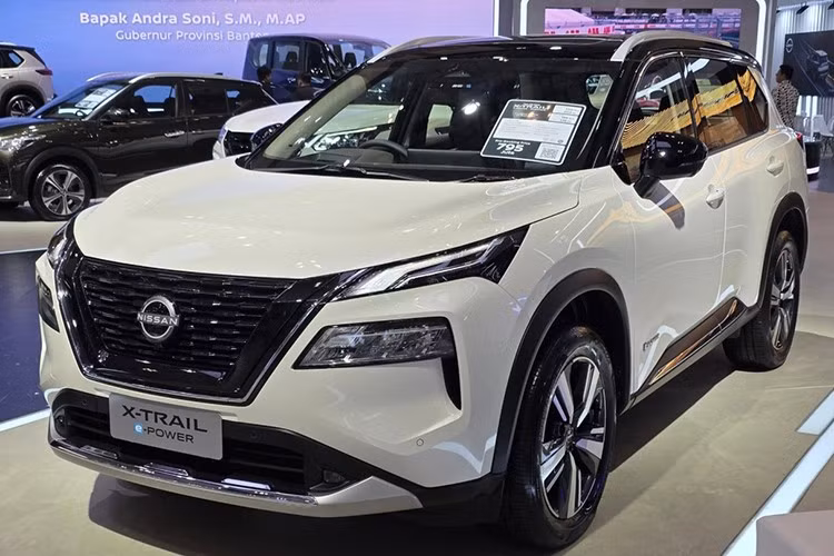 Nissan X-Trail e-POWER e-4ORCE 2026 vừa tại thị trường Thái Lan với mức giá 1.699.000 Baht (tương đương 1,4 tỷ đồng). Mẫu xe được nhập khẩu nguyên chiếc từ Nhật Bản (CBU) và đánh dấu bước đi chiến lược của Nissan trong việc mở rộng danh mục xe điện hóa tại khu vực Đông Nam Á.