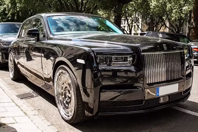 Dù gây tranh luận, chiếc xe siêu sang Rolls‑Royce Phantom VIII gắn mâm Rolex Submariner cho thấy ranh giới giữa thời trang, đồ xa xỉ và xe sang đang ngày càng được xóa nhòa – và với một chủ nhân nổi tiếng trong lĩnh vực kim hoàn như Klaus, đây là cách thể hiện phong cách cá nhân đầy chủ đích.