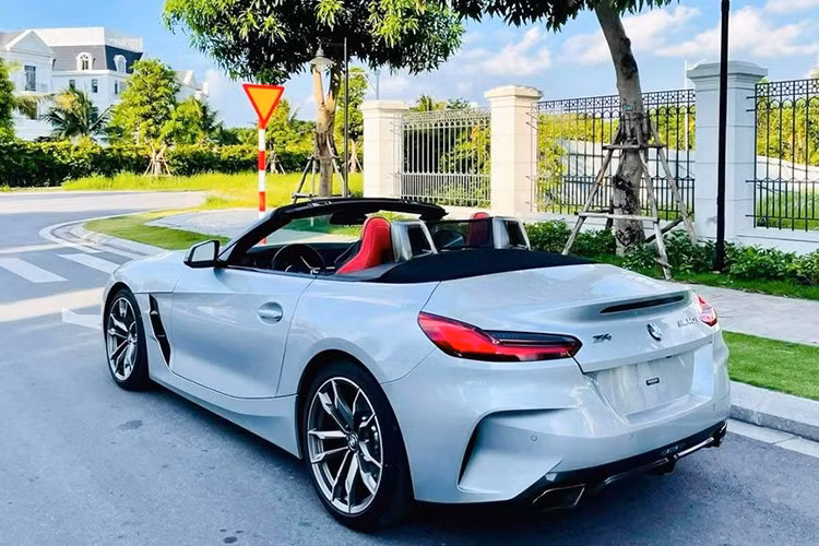 Đầu tiên chính là "đôi mắt" của BMW Z4 thế hệ thứ 6 thiết kế mới hoàn toàn, xe sử dụng đèn pha LED đẹp mắt và dải đèn LED định vị ban ngày hình lục giác mới. Cản va trước/sau, hốc gió, lưới tản nhiệt đều được làm mới và khoẻ khoắn hơn so với bản cũ.