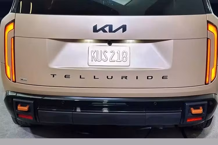 Chưa dừng ở đó, dòng Telluride thế hệ mới còn có phiên bản X-Pro hỗ trợ off-road với hệ thống treo đặc biệt có hành trình dài hơn, khoảng sáng gầm tăng thêm 25 mm, móc kéo và lốp địa hình. Các chi tiết ngoại thất màu đen và giá nóc cũng là đặc điểm nhận dạng của bản X-Pro.