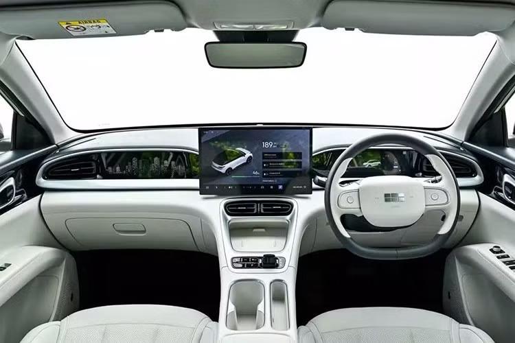 Bên trong của Geely EX2 chạy điện là không gian nội thất khá rộng rãi đối với một mẫu xe hạng B nhờ chiều dài cơ sở lớn. Nội thất được thiết kế theo phong cách tối giản nhưng hiện đại và phối 2 tông màu.