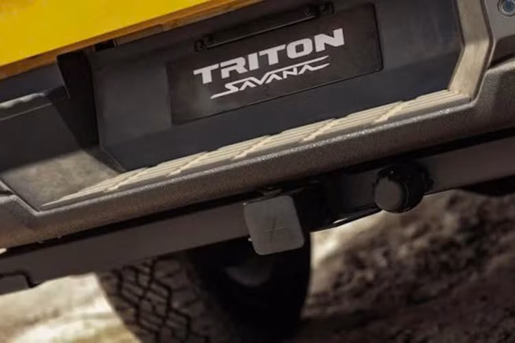 Trang bị tiêu chuẩn của Mitsubishi Triton Savana 2026 gồm có bậc lên xuống kiêm tấm bảo vệ thân xe, giá nóc và ống thở. Sự xuất hiện của ống thở giúp tăng khả năng lội nước từ 500 mm lên 800 mm, mang lại sự tự tin hơn khi vượt suối.