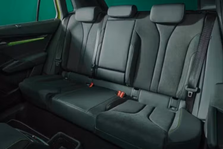 Skoda Elroq RS 2026 rõ ràng nằm ở vị trí cao nhất, với giá khởi điểm từ 53.050 euro (61.500 đô la) chưa bao gồm các tùy chọn bổ sung. Đắt hơn khoảng 3.000 euro so với 85x SportLine, mẫu xe này sử dụng bộ pin 77 kWh của tất cả các phiên bản 85. Các phiên bản 60 và 50 có bộ pin 59 kWh và 52 kWh. Elroq RS đạt công suất 340 ps (335 mã lực) và mô-men xoắn không quá 679 Nm (501 lb-ft).