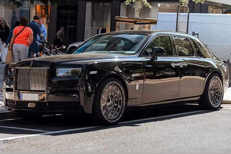 Rolls‑Royce vốn được biết đến với triết lý sang trọng tinh tế và sự điềm đạm đặc trưng. Thế nhưng mới đây, một chiếc Rolls-Royce Phantom VIII Series II đã thu hút sự chú ý toàn cầu khi được độ bộ mâm mang hình dáng mặt đồng hồ Rolex Submariner – một trong những biểu tượng nổi tiếng nhất của thế giới đồng hồ xa xỉ.