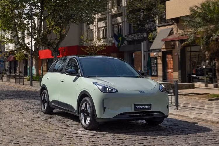 Được phát trên nền tảng khung gầm GEA Intelligent Architecture mới nhất, Geely EX2 sở hữu kích thước dài x rộng x cao lần lượt 4.135 x 1.850 x 1.580 mm và chiều dài cơ sở 2.650 mm. Bên cạnh đó, xe còn có khoảng sáng gầm 162 mm và dung tích khoang hành lý tối đa 1.320 lít.