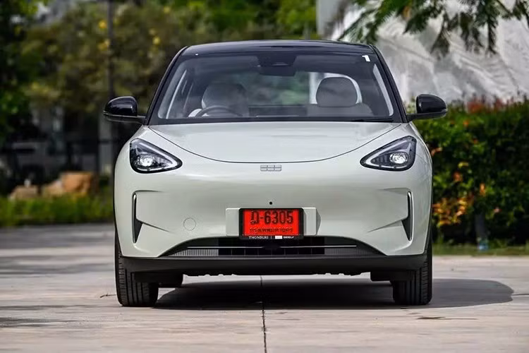 Trang bị ngoại thất của mẫu xe Trung Quốc này cũng khá dồi dào với đèn pha LED tự động bật/tắt, đi kèm dải đèn LED định vị ban ngày, đèn chờ dẫn đường, đèn hậu LED có thiết kế đồng bộ với đèn trước, mâm hợp kim 15 inch hoặc 16 inch (tùy phiên bản), gương chiếu hậu chỉnh điện và cốp chứa đồ 70 lít bên dưới nắp ca-pô.