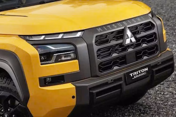 Bên cạnh đó là các chi tiết màu xám nhám như lưới tản nhiệt và ốp thân xe. Mitsubishi cho biết phần ốp này không chỉ để cho đẹp mà còn có tác dụng bảo vệ các khu vực dễ bị tổn hại bởi đá văng và va chạm nhẹ trên đường mòn.